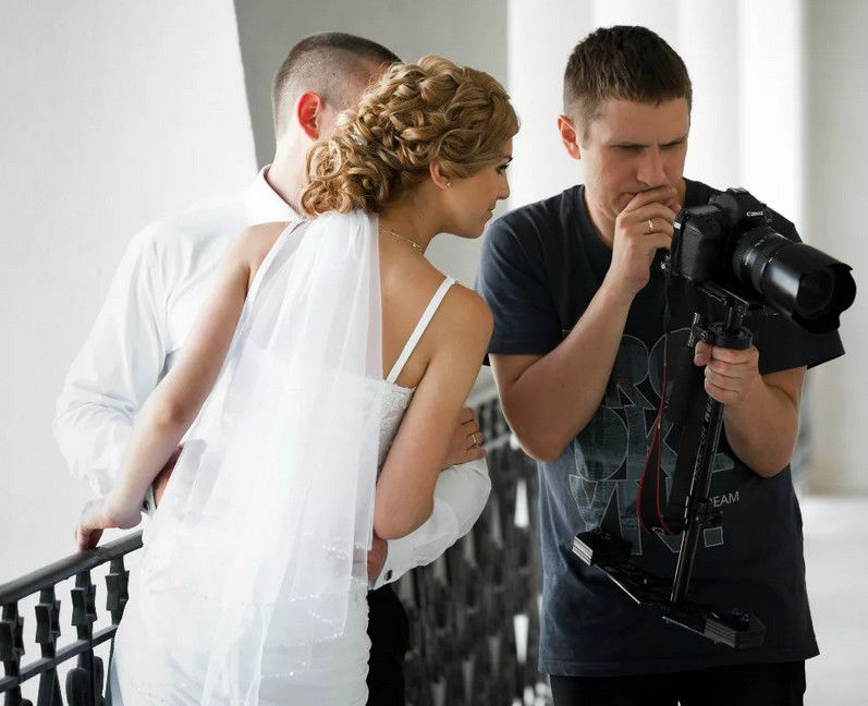Невеста смотрит на снимки камеры